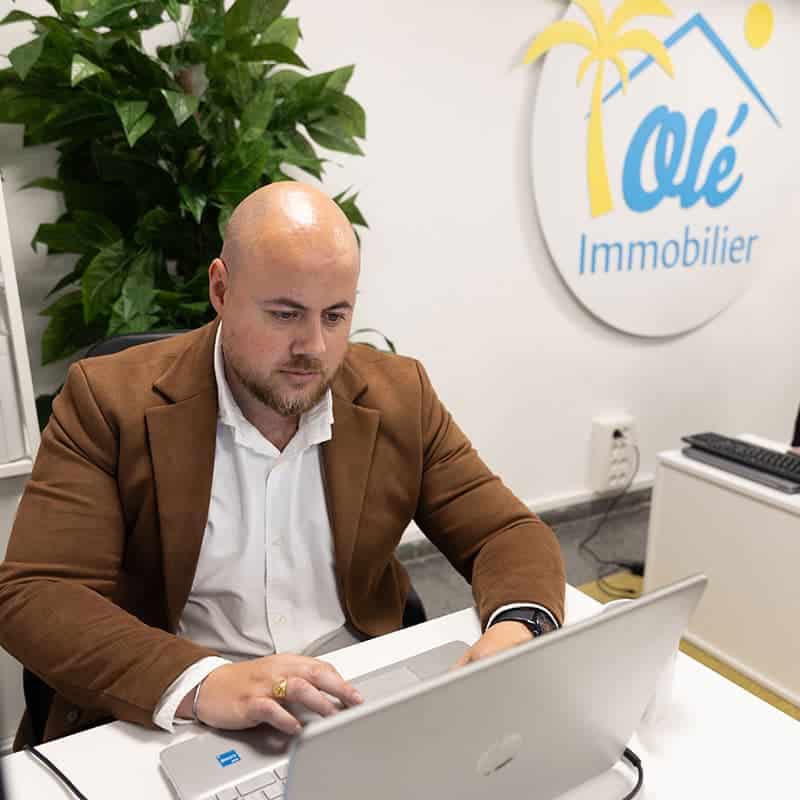 Real estate agent preparing a visit schedule with a client during a meeting
