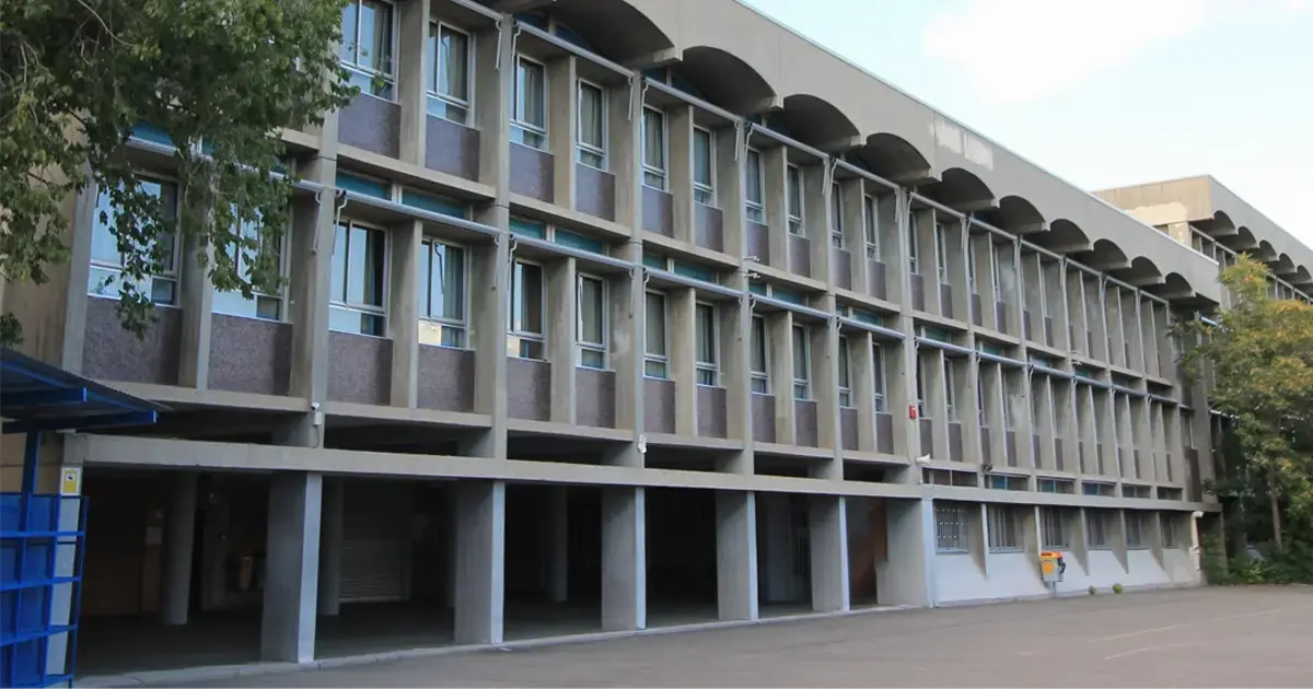 Exterior of a secondary school building in Spain, symbolizing Spanish public education.